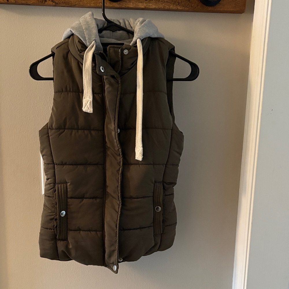 Love Tree Olive Puffer Vest with Gray Hood
